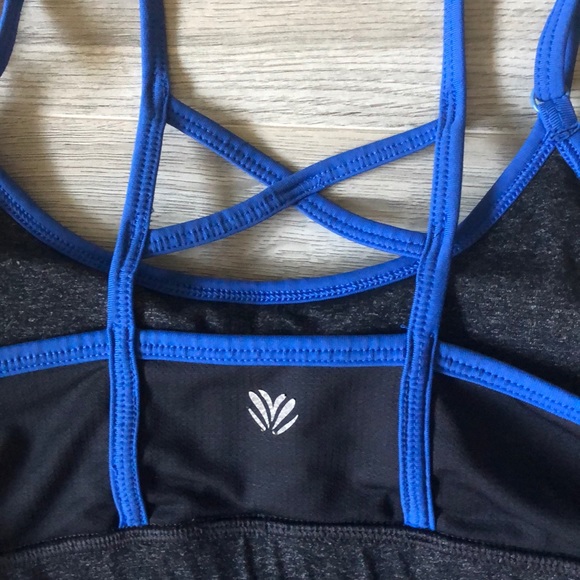 F21 Active Open-Back Top with Bra - Picture 3 of 4